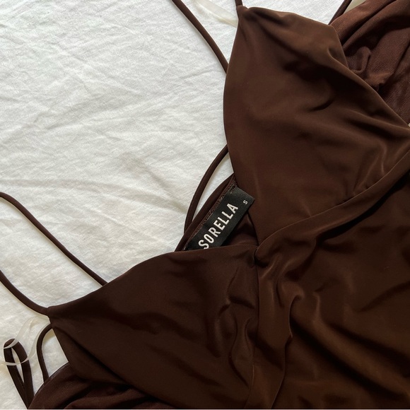 Brown mini dress SORELLA off the shoulder details and ruching on the right side - Picture 2 of 3